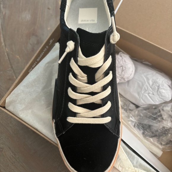 Dolce Vita Onyx Embossed Leather sneaker - Picture 4 of 5